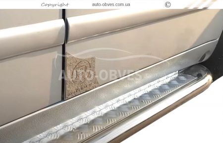 Chrome trim on the Mercedes Vito front door фото 1